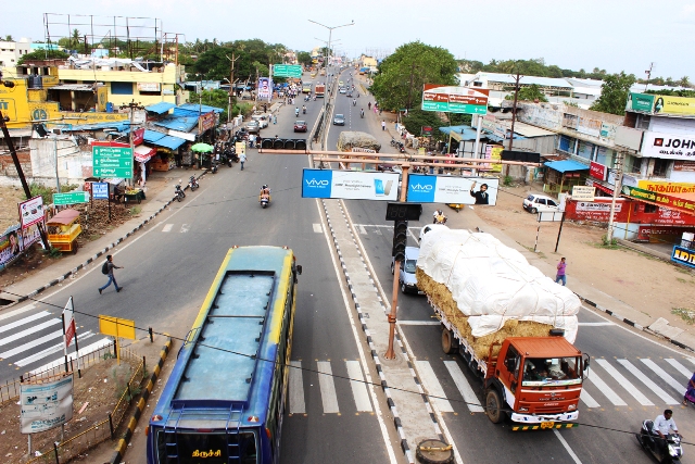 திருச்சி பால்பண்ணை- துவாக்குடி அணுகு சாலையின் அகலத்தை குறைக்கக் கூடாது என அணுகுசாலை மீட்புக் கூட்டமைப்பினா் வலியுறுத்தியுள்ளனா்